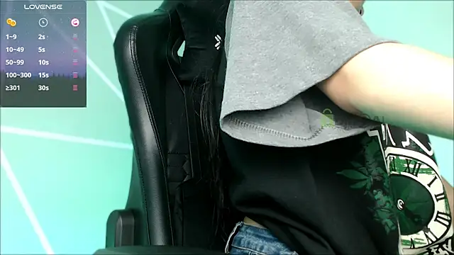 lilylouisee online show from December 11, 2024, 8:18 pm