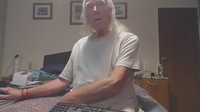 Snapshot of WaverlyKernow chatting on April 16, 2026, 2:29 pm WaverlyKernow online show from April 16, 2026, 2:29 pm