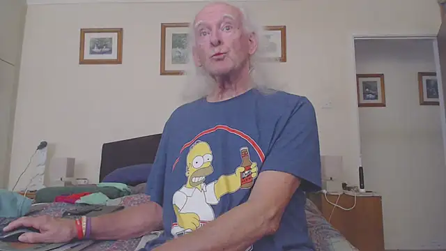 Snapshot of WaverlyKernow chatting on April 21, 2026, 1:06 pm WaverlyKernow online show from April 21, 2026, 1:06 pm