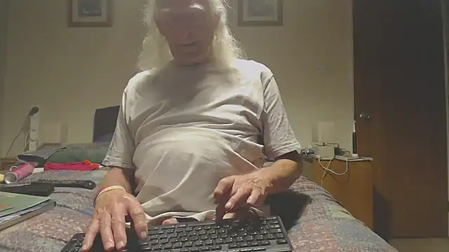 Snapshot of WaverlyKernow chatting on April 24, 2026, 7:27 pm WaverlyKernow online show from April 24, 2026, 7:27 pm