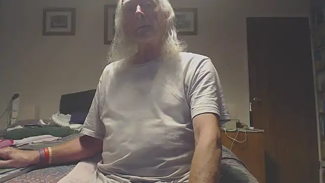 Snapshot of WaverlyKernow chatting on April 26, 2026, 7:44 pm WaverlyKernow online show from April 26, 2026, 7:44 pm