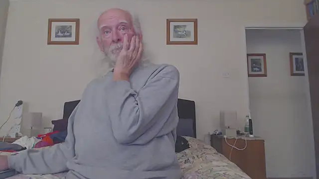 Snapshot of WaverlyKernow chatting on May 19, 2026, 1:39 pm WaverlyKernow online show from May 19, 2026, 1:39 pm