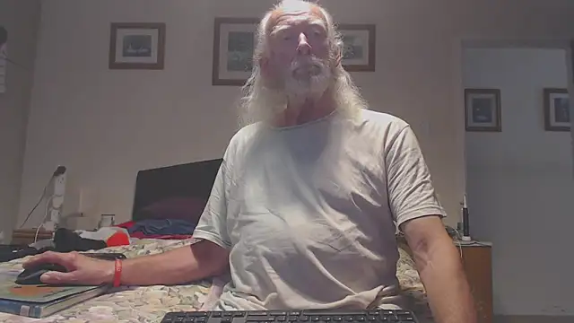 Snapshot of WaverlyKernow chatting on May 24, 2026, 6:40 am WaverlyKernow online show from May 24, 2026, 6:40 am