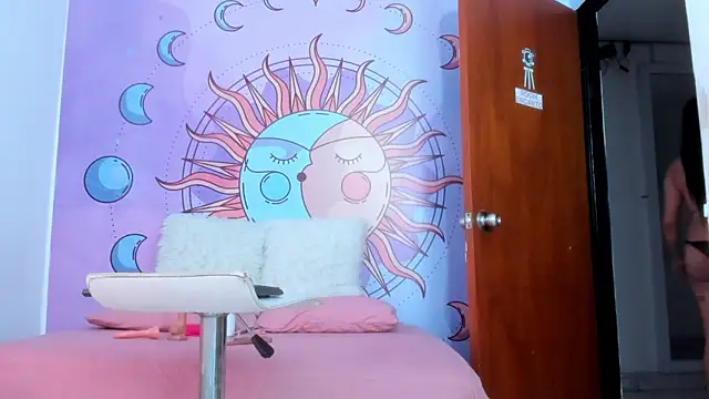 luna hoott online show from May 9, 2026, 2:33 pm