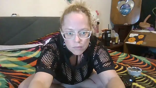 Snapshot of Toybox13_Pika chatting on November 24, 2025, 9:47 pm Toybox13 Pika online show from November 24, 2025, 9:47 pm