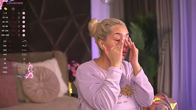 VictoriaMorrone online show from February 23, 2025, 1:32 pm