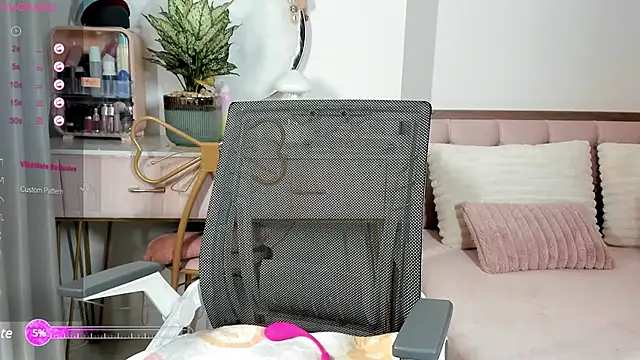  Joliie  online show from March 3, 2025, 3:53 pm