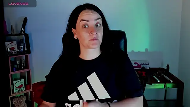 sara goodgirl13 online show from September 21, 2025, 3:24 pm