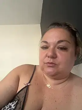 Snapshot of MikyVesela chatting on June 9, 2026, 8:15 am MikyVesela online show from June 9, 2026, 8:15 am