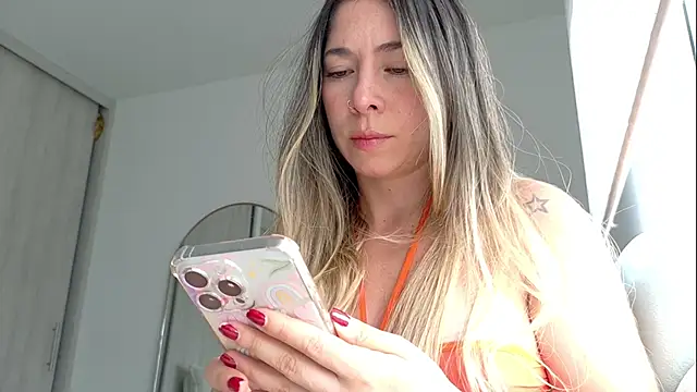 Snapshot of _arianalzate_ chatting on June 9, 2026, 5:35 pm arianalzate online show from June 9, 2026, 5:35 pm