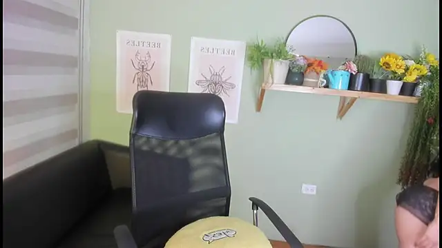 Snapshot of Aliiz_01 chatting on February 6, 2025, 10:26 am Aliiz 01 online show from February 6, 2025, 10:26 am