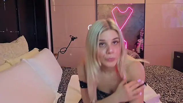 Snapshot of LeylaRosse chatting on February 5, 2026, 9:36 am LeylaRosse online show from February 5, 2026, 9:36 am