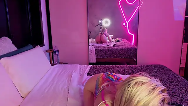 Snapshot of LeylaRosse chatting on March 13, 2026, 7:59 am LeylaRosse online show from March 13, 2026, 7:59 am