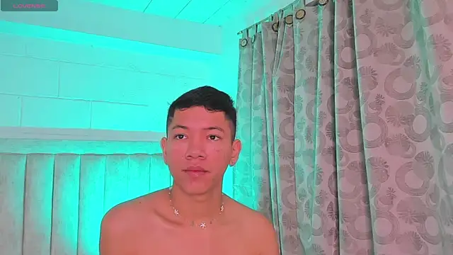 Snapshot of JulianRose_1 chatting on January 15, 2025, 11:00 am JulianRose 1 online show from January 15, 2025, 11:00 am