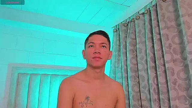 Snapshot of JulianRose_1 chatting on January 17, 2025, 11:06 am JulianRose 1 online show from January 17, 2025, 11:06 am