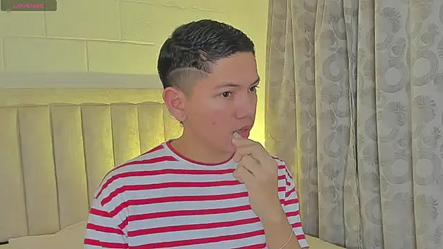 Snapshot of JulianRose_1 chatting on February 7, 2025, 11:12 am JulianRose 1 online show from February 7, 2025, 11:12 am