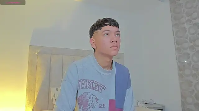 Snapshot of JulianRose_1 chatting on March 18, 2025, 10:46 am JulianRose 1 online show from March 18, 2025, 10:46 am