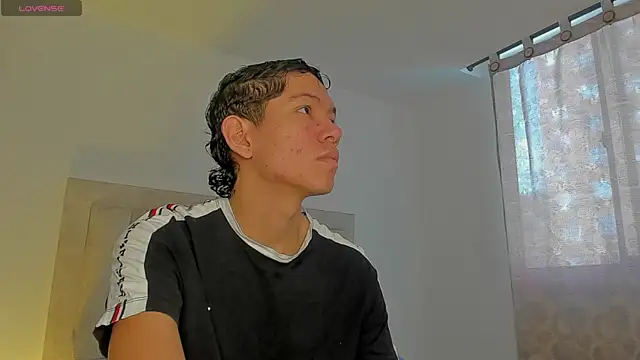 Snapshot of JulianRose_1 chatting on September 9, 2025, 12:37 pm JulianRose 1 online show from September 9, 2025, 12:37 pm