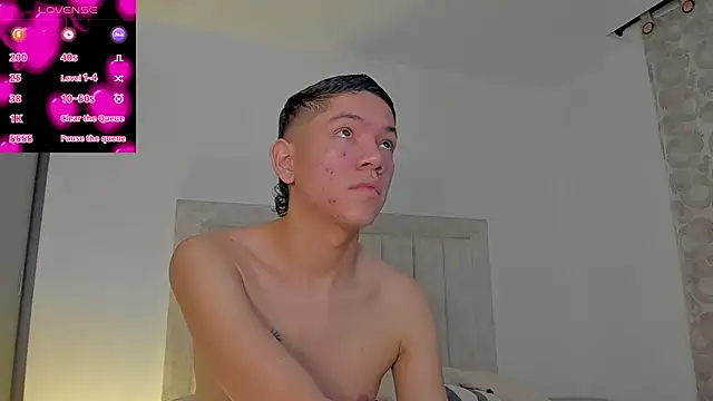 Snapshot of JulianRose_1 chatting on October 12, 2025, 8:35 am JulianRose 1 online show from October 12, 2025, 8:35 am