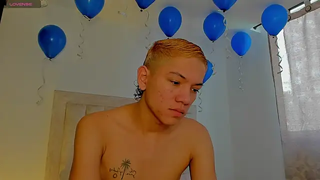 Snapshot of JulianRose_1 chatting on October 16, 2025, 7:15 pm JulianRose 1 online show from October 16, 2025, 7:15 pm