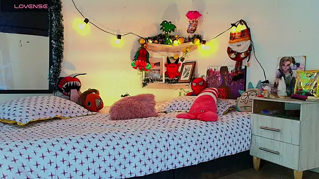 alisson zafiro  online show from December 3, 2025, 3:14 am