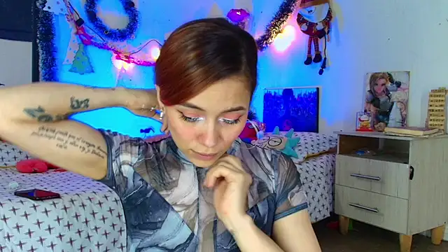 alisson zafiro  online show from December 15, 2025, 3:22 am