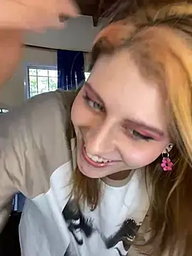 Snapshot of FlorBich chatting on December 8, 2024, 8:04 pm FlorBich online show from December 8, 2024, 8:04 pm