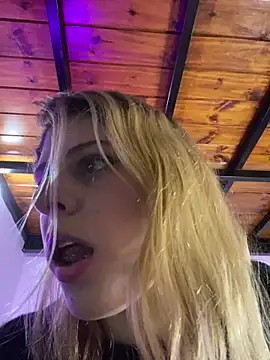 Snapshot of FlorBich chatting on September 12, 2025, 1:06 am FlorBich online show from September 12, 2025, 1:06 am