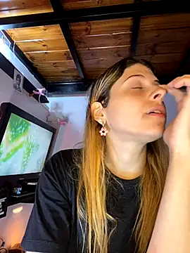 Snapshot of FlorBich chatting on October 15, 2025, 1:44 pm FlorBich online show from October 15, 2025, 1:44 pm