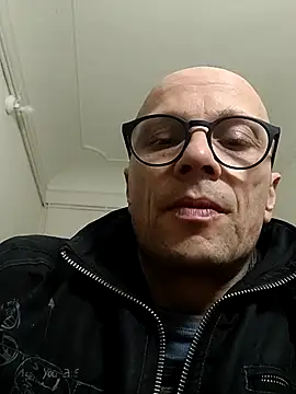 Snapshot of wedge75 chatting on November 9, 2025, 11:03 pm wedge75 online show from November 9, 2025, 11:03 pm