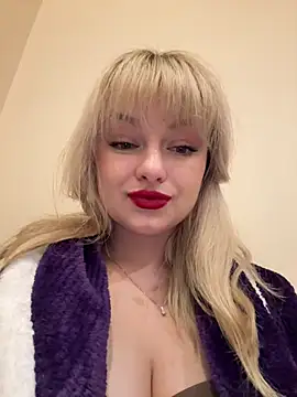 Snapshot of Blonde20 chatting on October 21, 2025, 10:32 pm Blonde20 online show from October 21, 2025, 10:32 pm