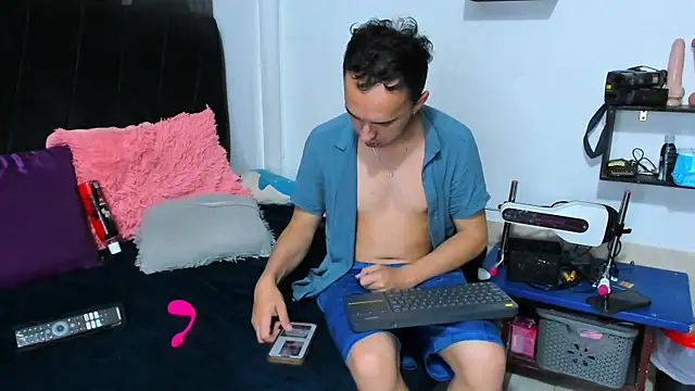 Snapshot of big-dicktop23 chatting on May 17, 2026, 6:26 pm big-dicktop23 online show from May 17, 2026, 6:26 pm