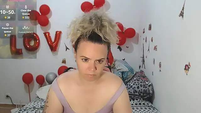 Snapshot of hotmilf4uxxx chatting on May 25, 2026, 10:21 am hotmilf4uxxx online show from May 25, 2026, 10:21 am
