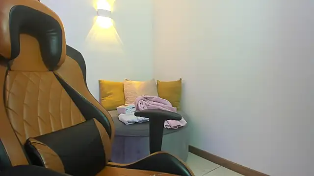 Lizzie Williams  online show from September 24, 2025, 3:21 am