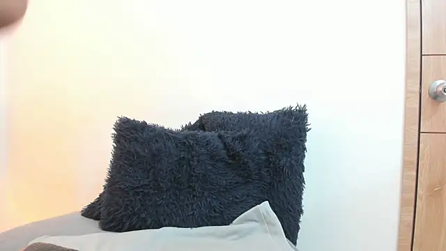 Lizzie Williams  online show from December 21, 2025, 3:35 am