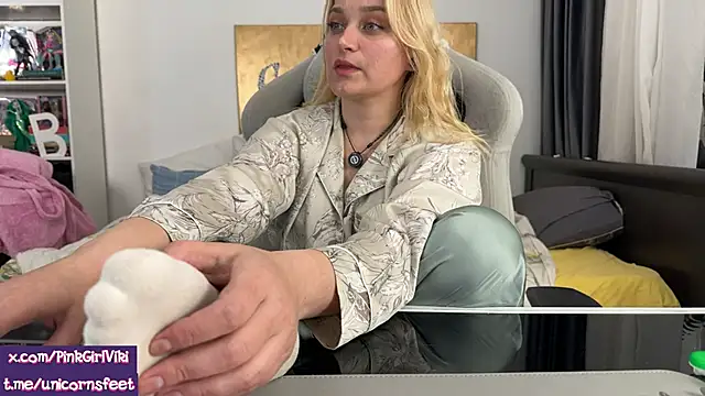 Snapshot of unicornsfeet chatting on May 4, 2026, 6:15 pm unicornsfeet online show from May 4, 2026, 6:15 pm