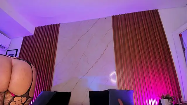 Snapshot of Emiilycollins chatting on February 17, 2025, 9:52 pm Emiilycollins online show from February 17, 2025, 9:52 pm