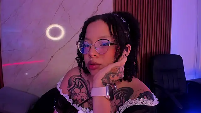 Snapshot of Emiilycollins chatting on November 11, 2025, 12:21 am Emiilycollins online show from November 11, 2025, 12:21 am