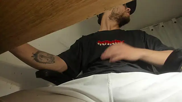 Snapshot of s_sven03 chatting on February 16, 2025, 4:20 am s sven03 online show from February 16, 2025, 4:20 am