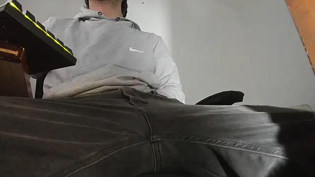 Snapshot of s_sven03 chatting on November 16, 2025, 12:16 am s sven03 online show from November 16, 2025, 12:16 am