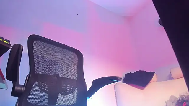 Snapshot of s_sven03 chatting on December 3, 2025, 12:18 am s sven03 online show from December 3, 2025, 12:18 am