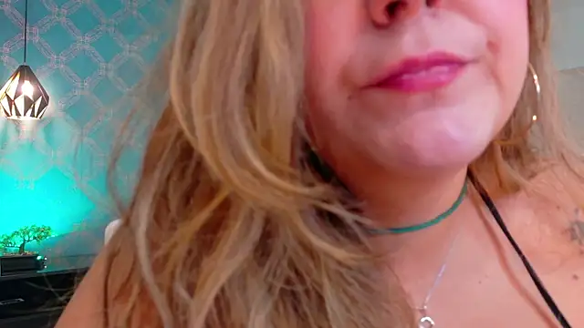 Snapshot of AmbarRoberts_ chatting on June 15, 2026, 1:13 pm AmbarRoberts online show from June 15, 2026, 1:13 pm