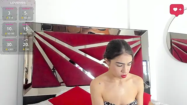 Snapshot of FaloonRoussel chatting on July 9, 2026, 6:23 pm FaloonRoussel online show from July 9, 2026, 6:23 pm