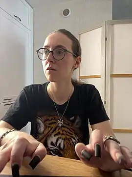 Snapshot of MartiniiSelenna chatting on June 16, 2026, 5:43 am MartiniiSelenna online show from June 16, 2026, 5:43 am
