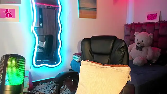 Snapshot of ladyrd1 chatting on January 12, 2025, 9:08 am ladyrd1 online show from January 12, 2025, 9:08 am