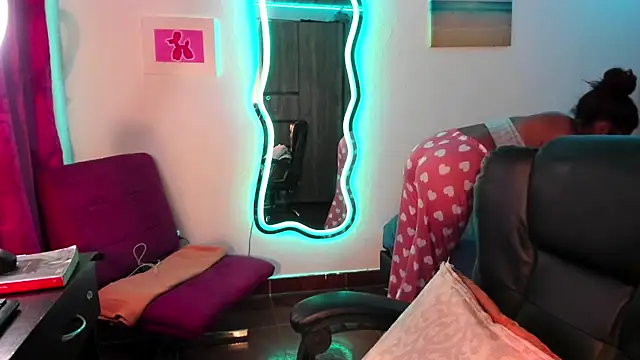 Snapshot of ladyrd1 chatting on January 26, 2025, 9:29 am ladyrd1 online show from January 26, 2025, 9:29 am