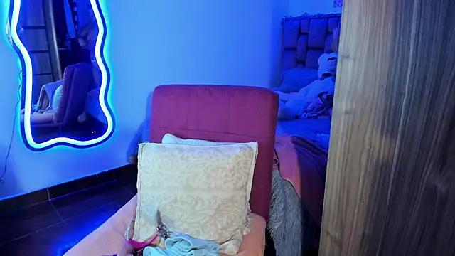 Snapshot of ladyrd1 chatting on February 14, 2025, 7:49 am ladyrd1 online show from February 14, 2025, 7:49 am