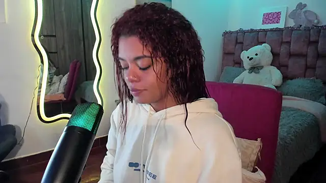 Snapshot of ladyrd1 chatting on February 18, 2025, 6:04 am ladyrd1 online show from February 18, 2025, 6:04 am