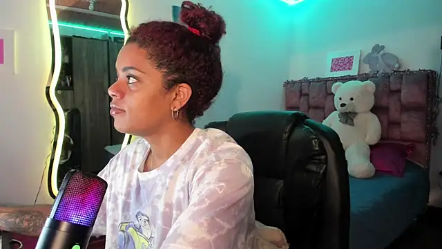 Snapshot of ladyrd1 chatting on February 23, 2025, 6:39 am ladyrd1 online show from February 23, 2025, 6:39 am