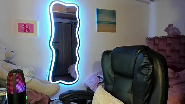 Snapshot of ladyrd1 chatting on March 3, 2025, 7:43 am ladyrd1 online show from March 3, 2025, 7:43 am